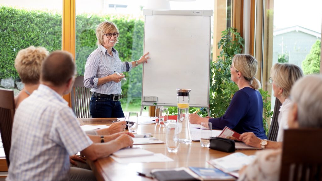 Frau Lukas während eines Liveseminars zum Thema Business Englisch